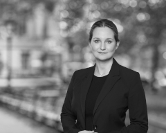 Dr. Julia  Sitter